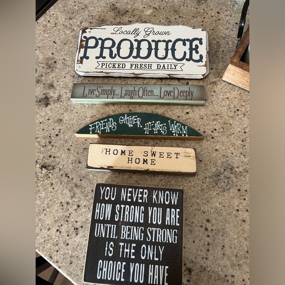 Lot of home decor signs - Picture 1 of 13